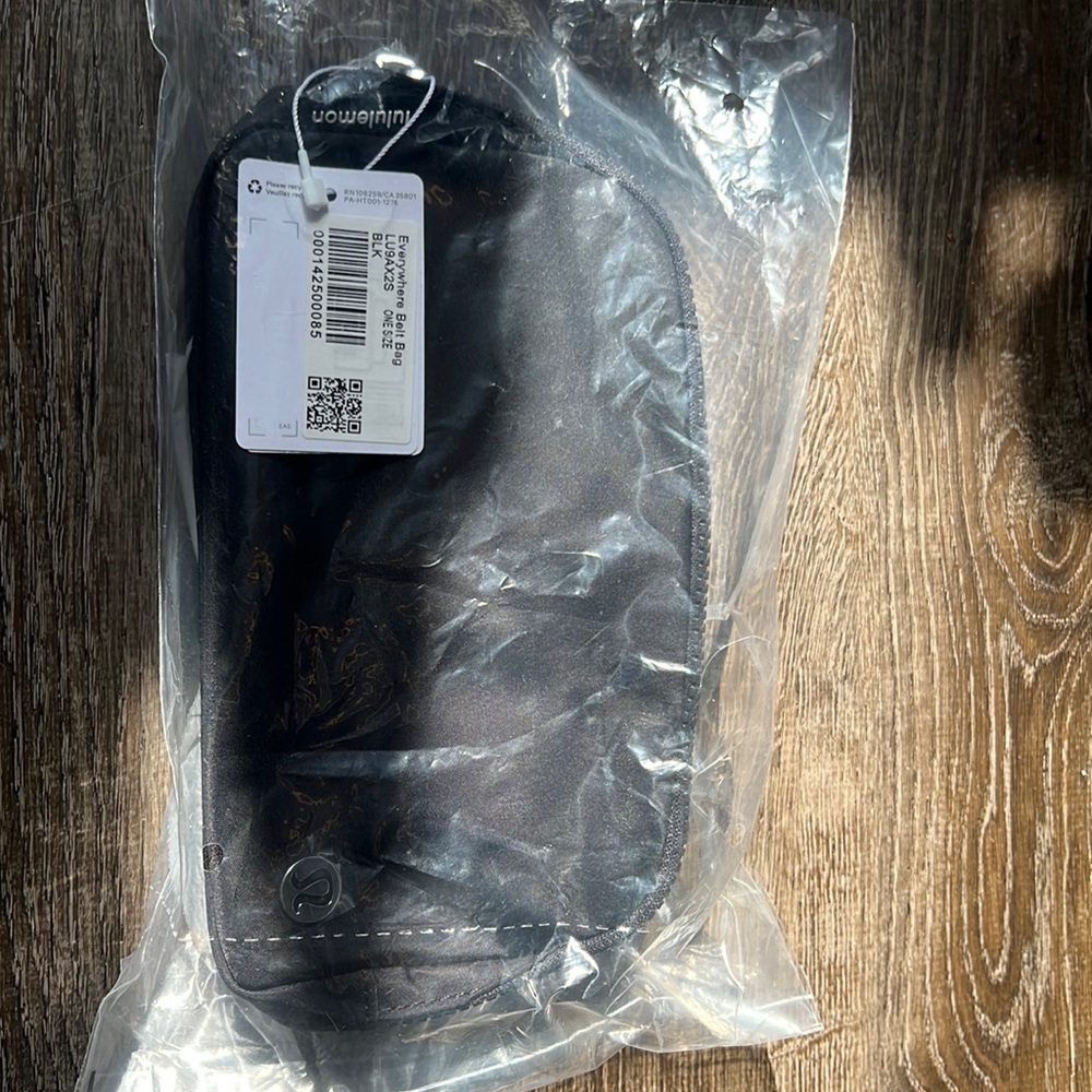 New with tags Lululemon Everywhere belt bag in black